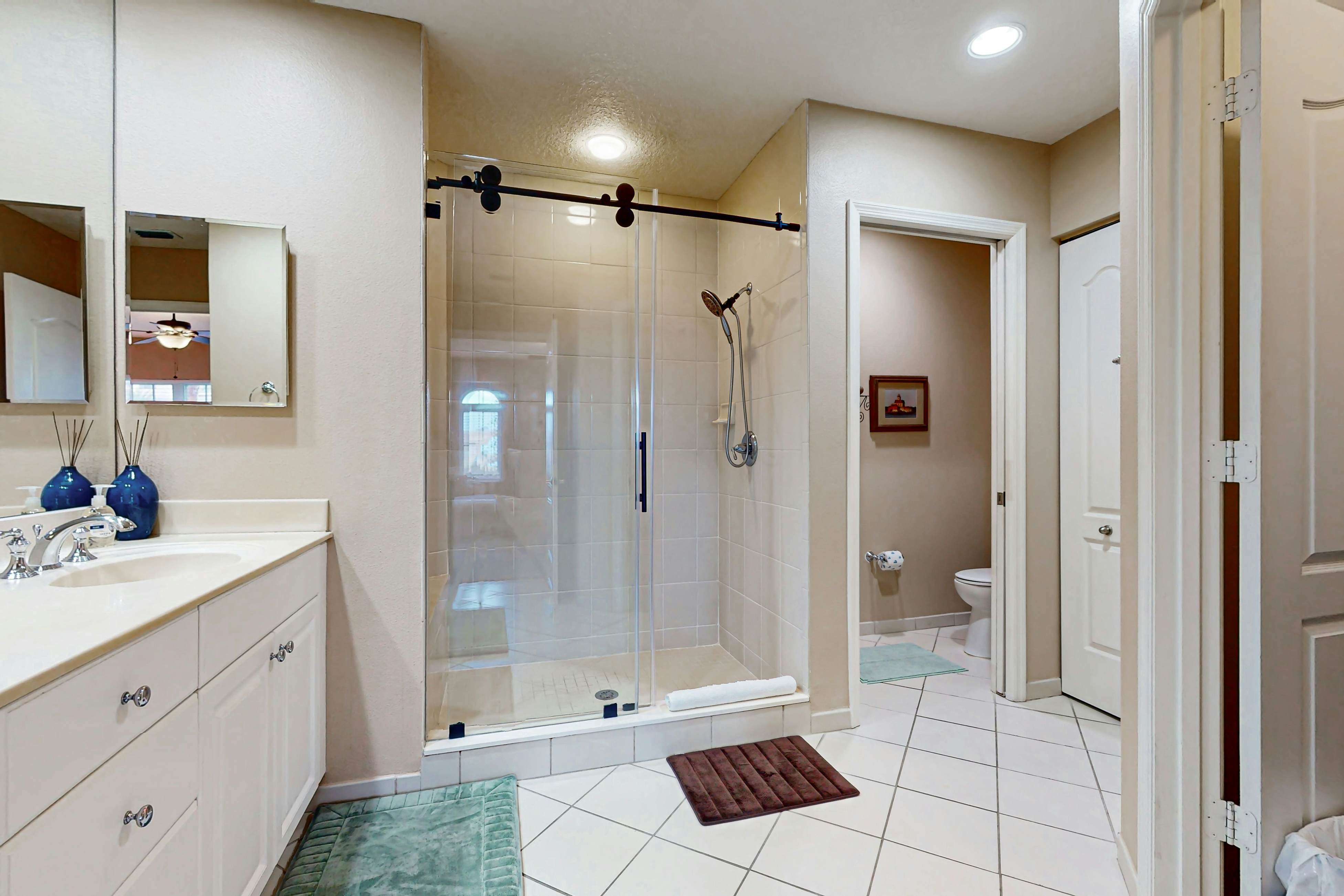 Spacious townhome in prime location w/patio, heated pool, hot tub, pool spa, gym