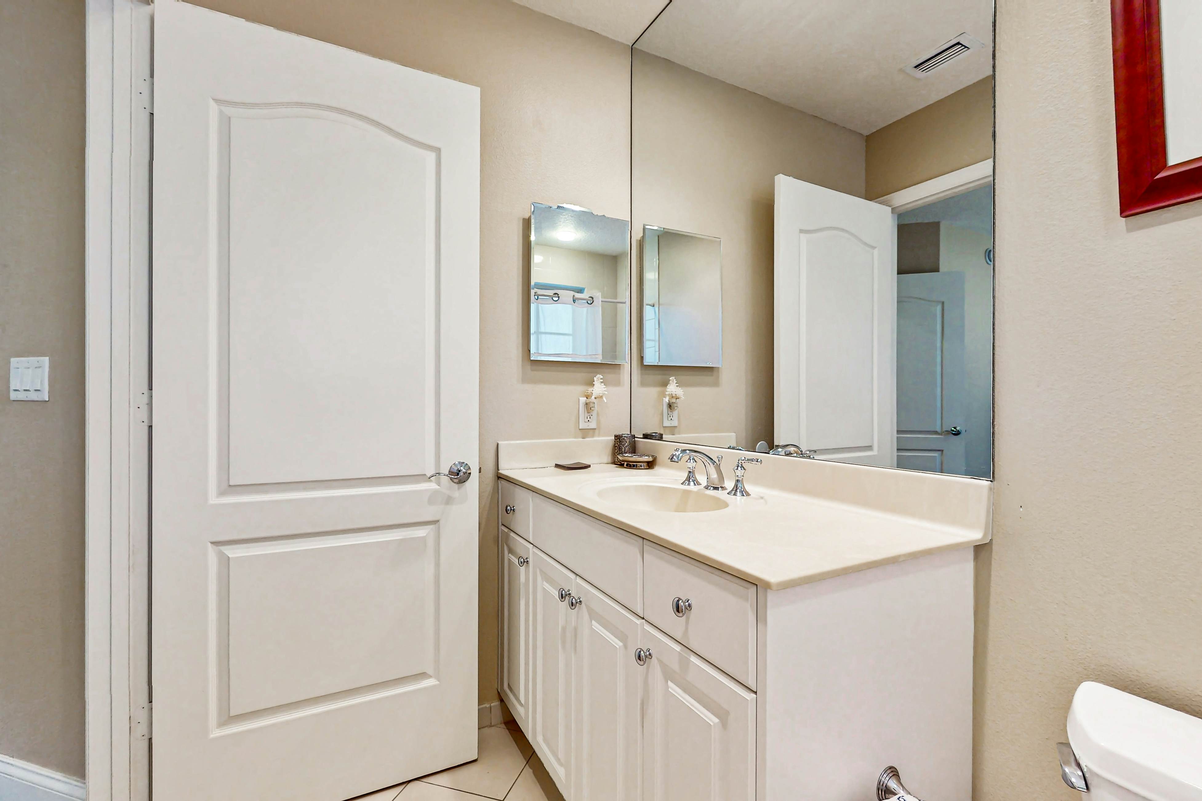 Spacious townhome in prime location w/patio, heated pool, hot tub, pool spa, gym