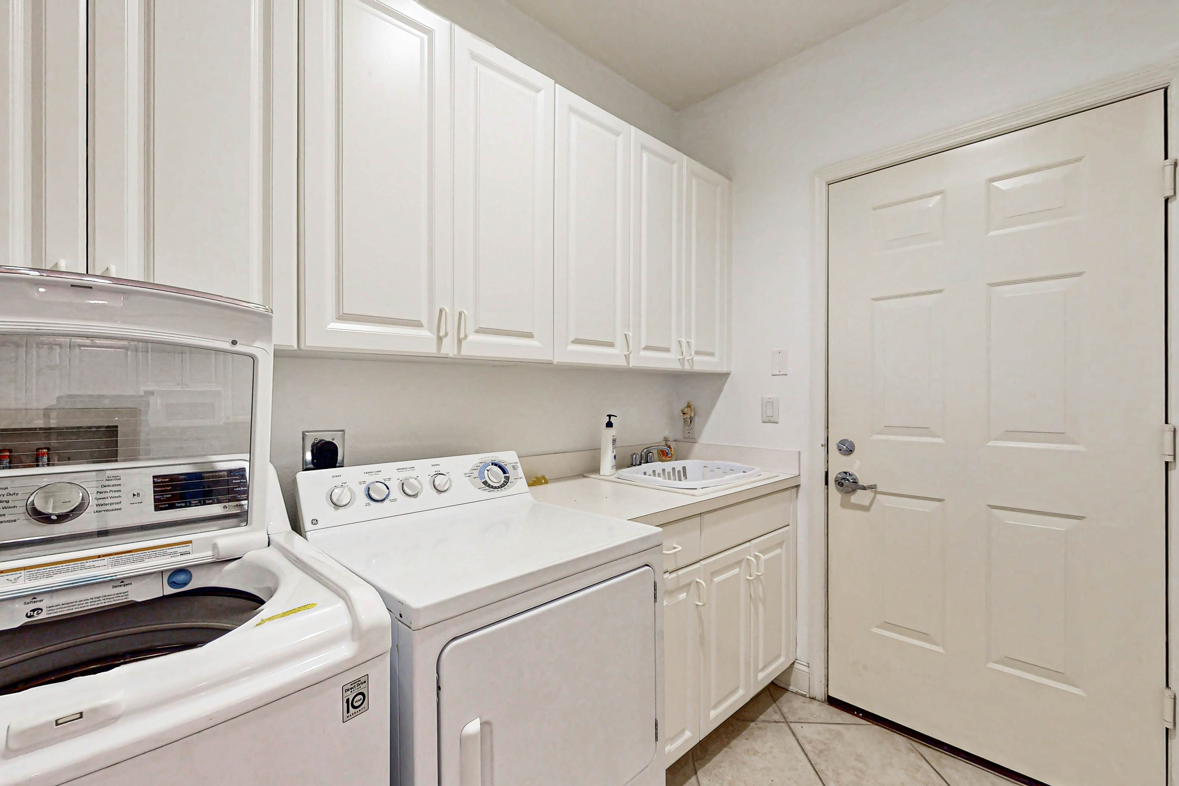 Spacious townhome in prime location w/patio, heated pool, hot tub, pool spa, gym