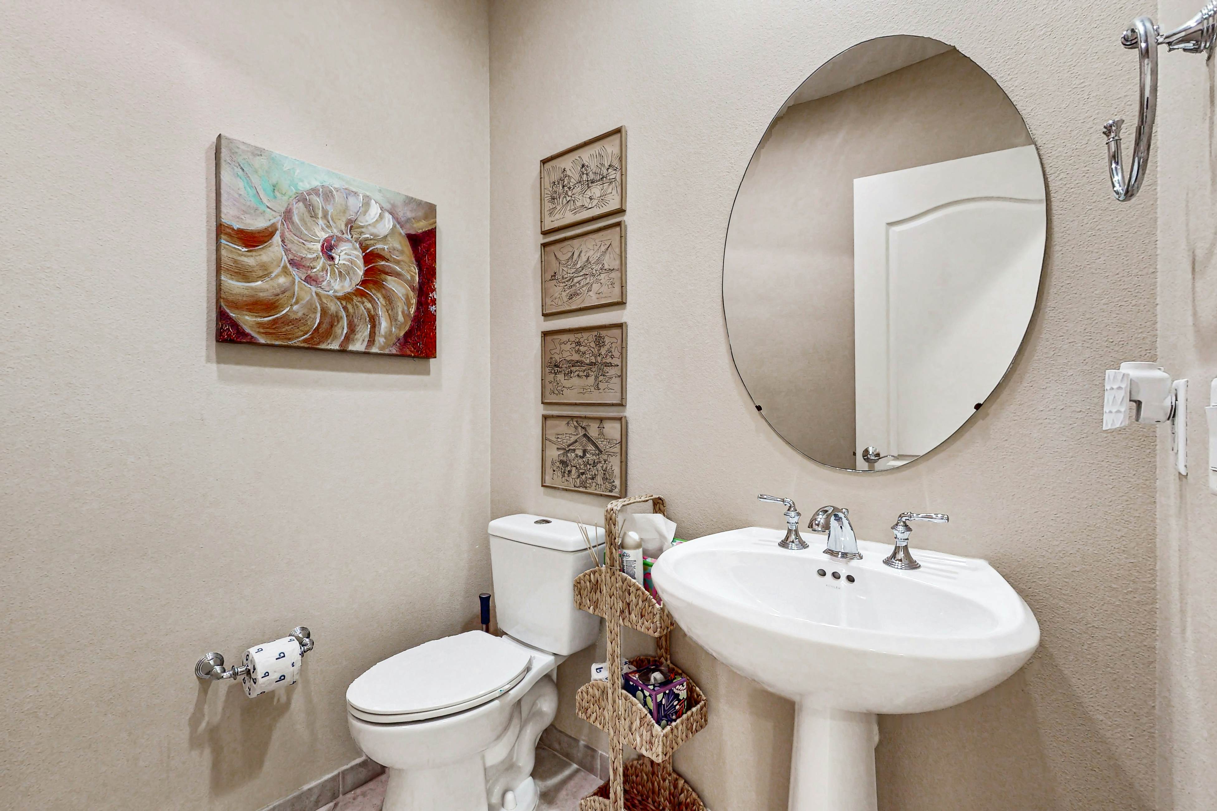 Spacious townhome in prime location w/patio, heated pool, hot tub, pool spa, gym