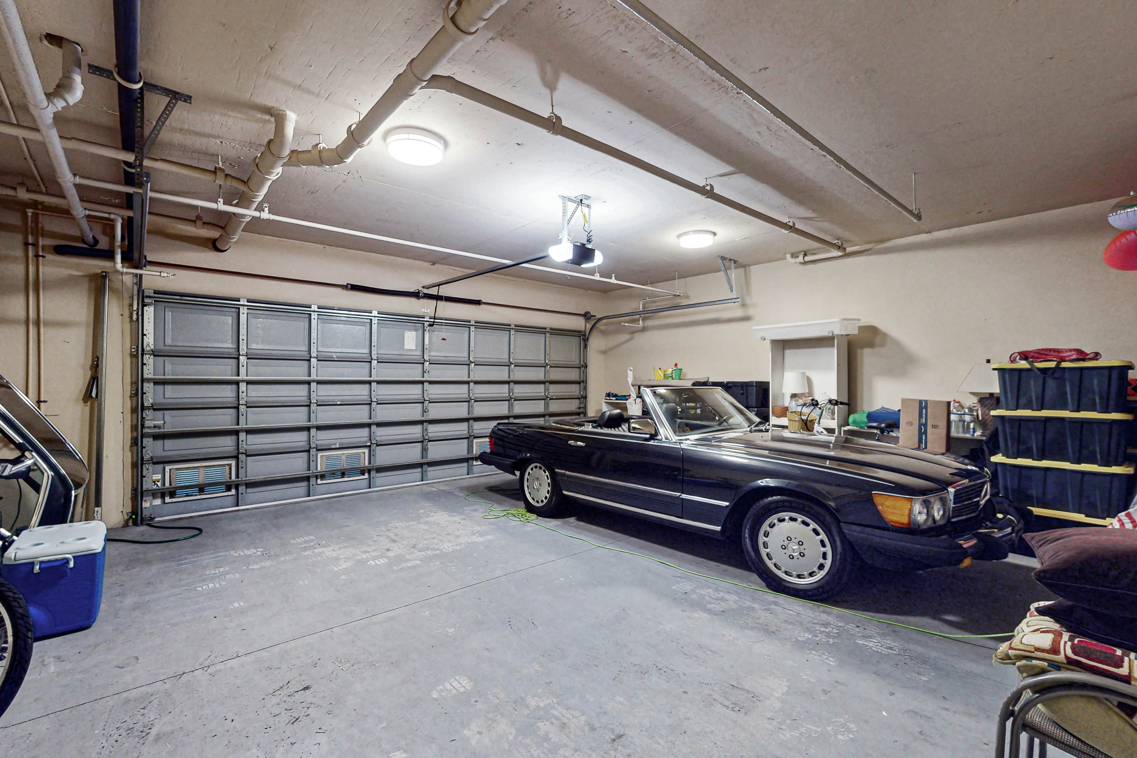 Spacious townhome in prime location w/patio, heated pool, hot tub, pool spa, gym