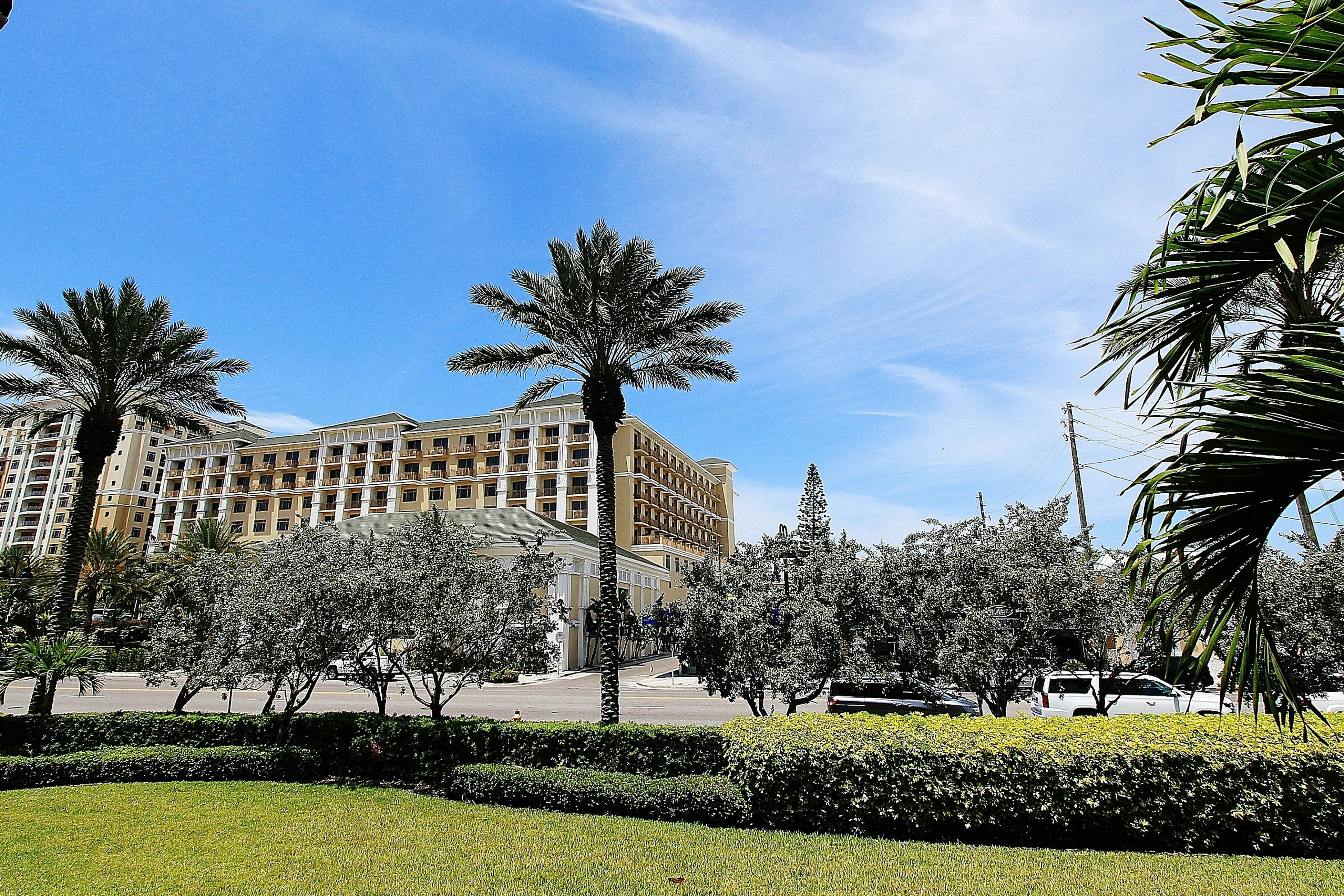 Spacious townhome in prime location w/patio, heated pool, hot tub, pool spa, gym