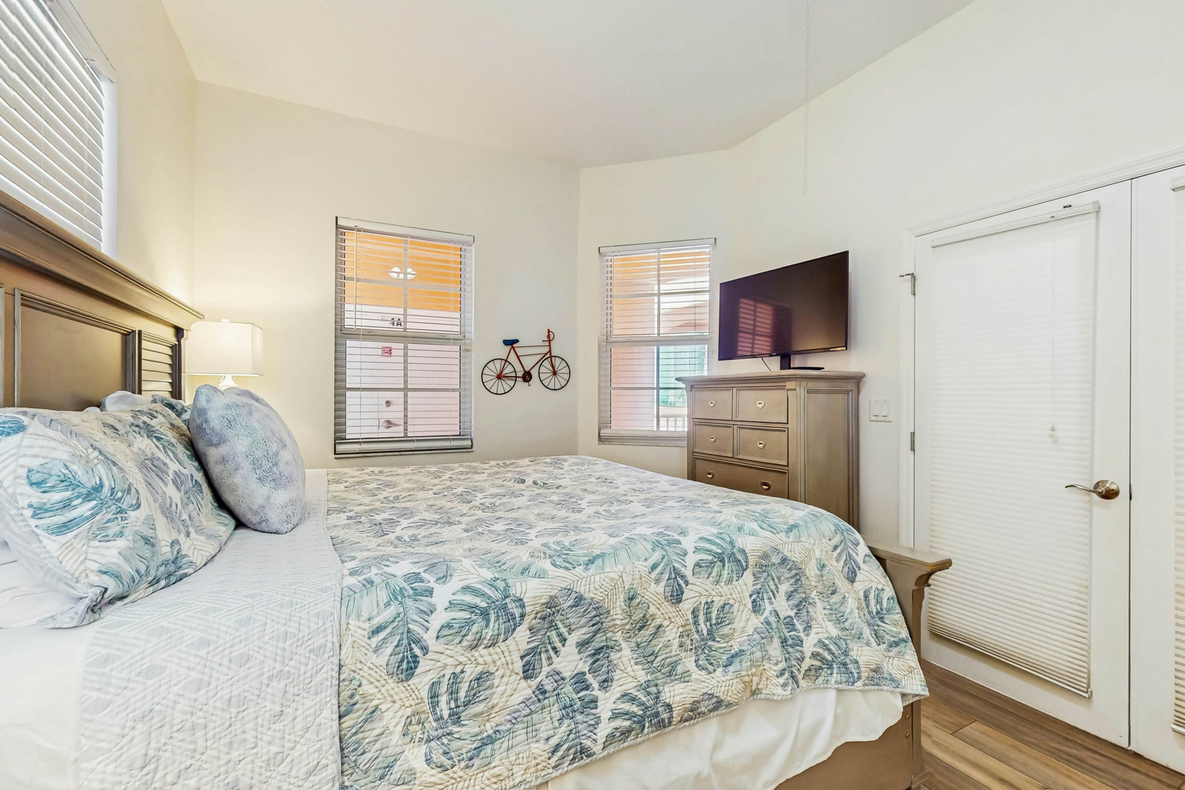 Dog-friendly bayfront 4th-floor condo with bay views, heated pool, pool spa, W/D