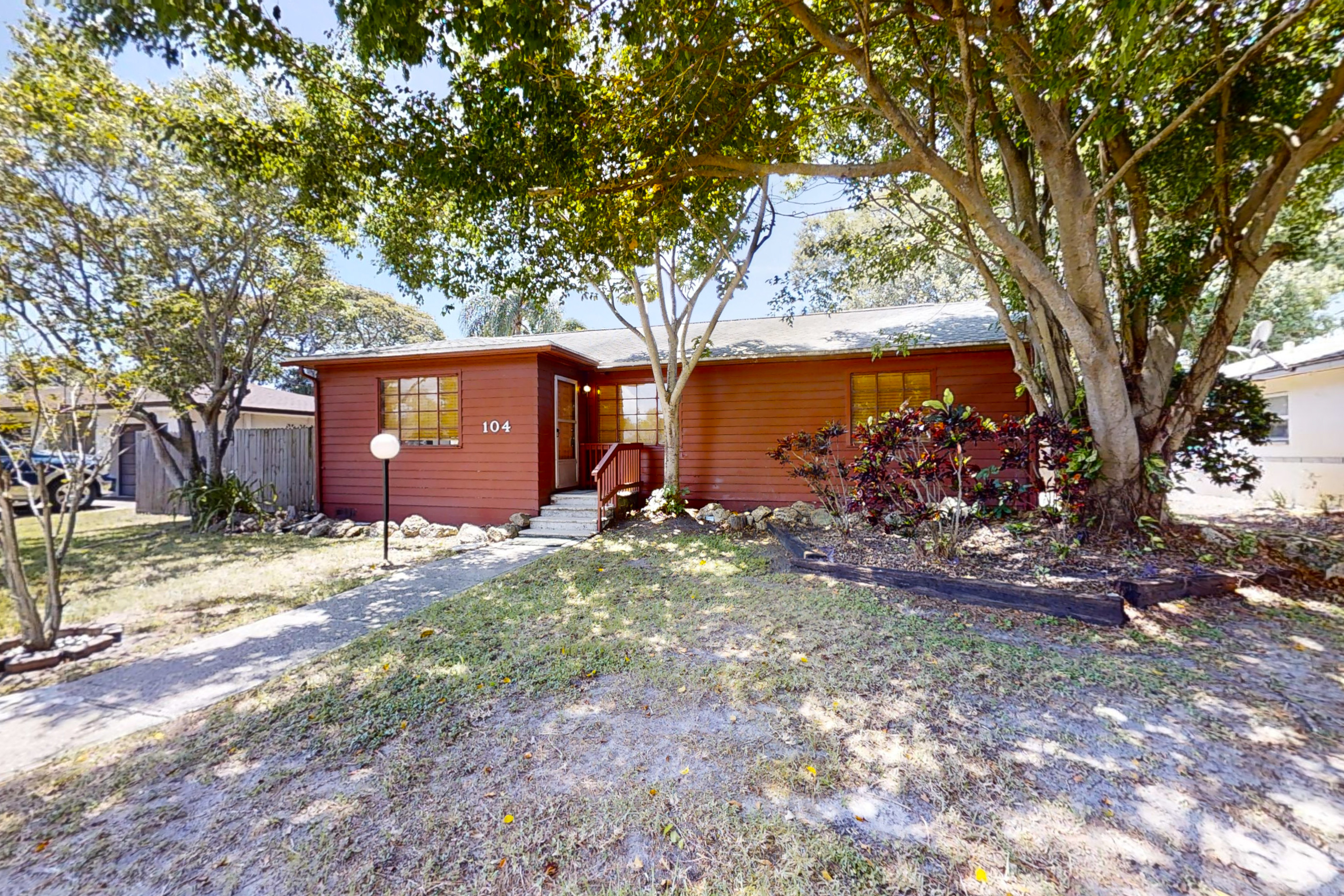 Jupiter Pines Cottage Coastal retreat in Clearwater with yard prime location