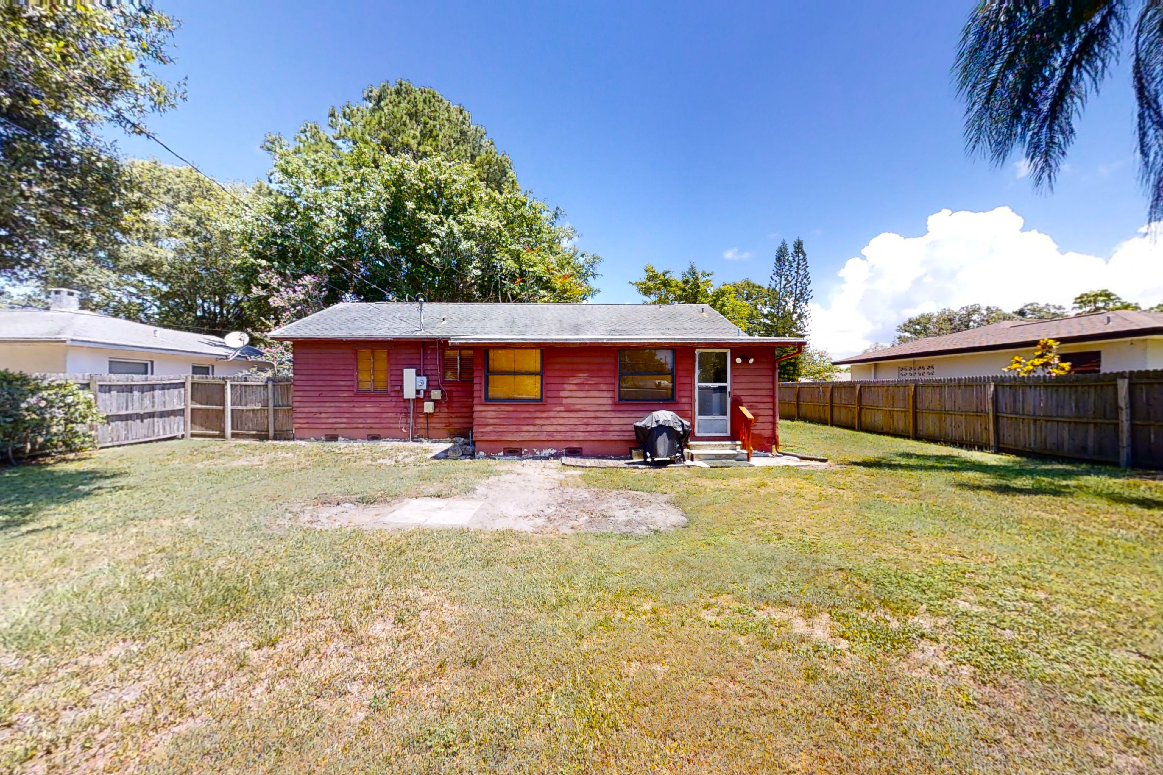 Jupiter Pines Cottage Coastal retreat in Clearwater with yard prime location