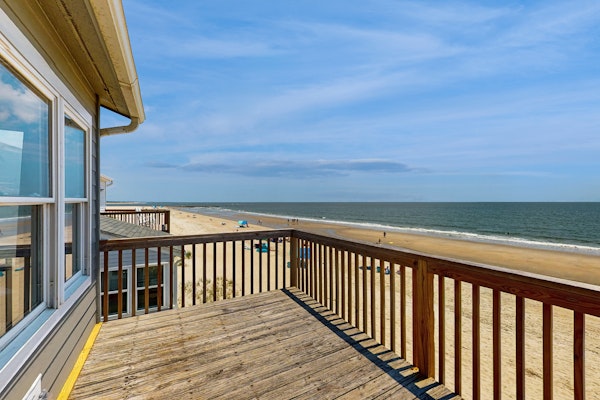 Oceanfront home with direct beach access, W/D, deck with amazing views & AC