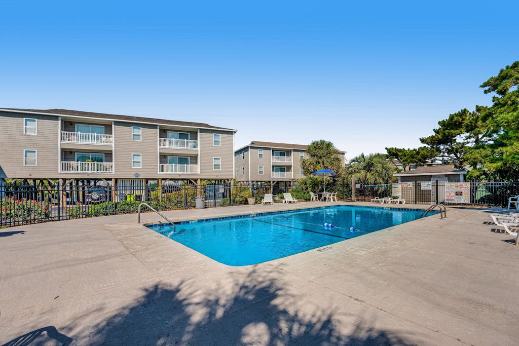 Summer Breeze: Shared pool and close to beach!