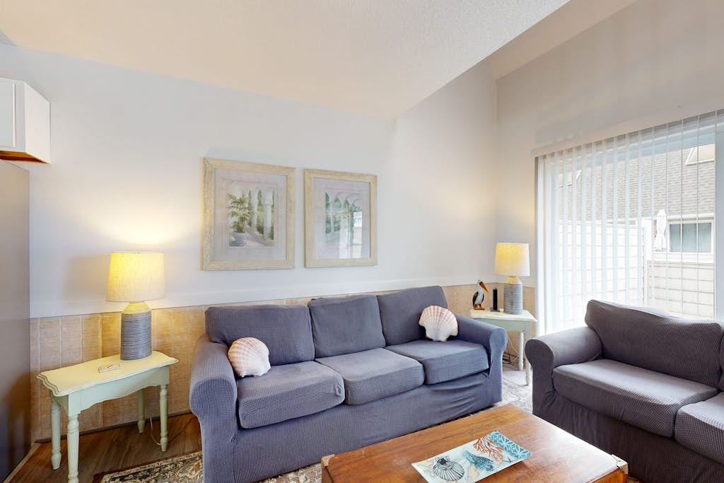 Summer Breeze: Shared pool and close to beach!