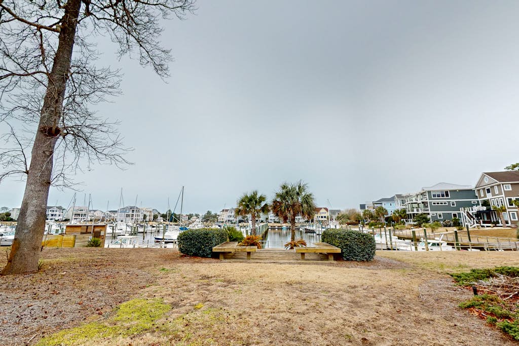 Spacious condo with marina, pool access, streaming & AC