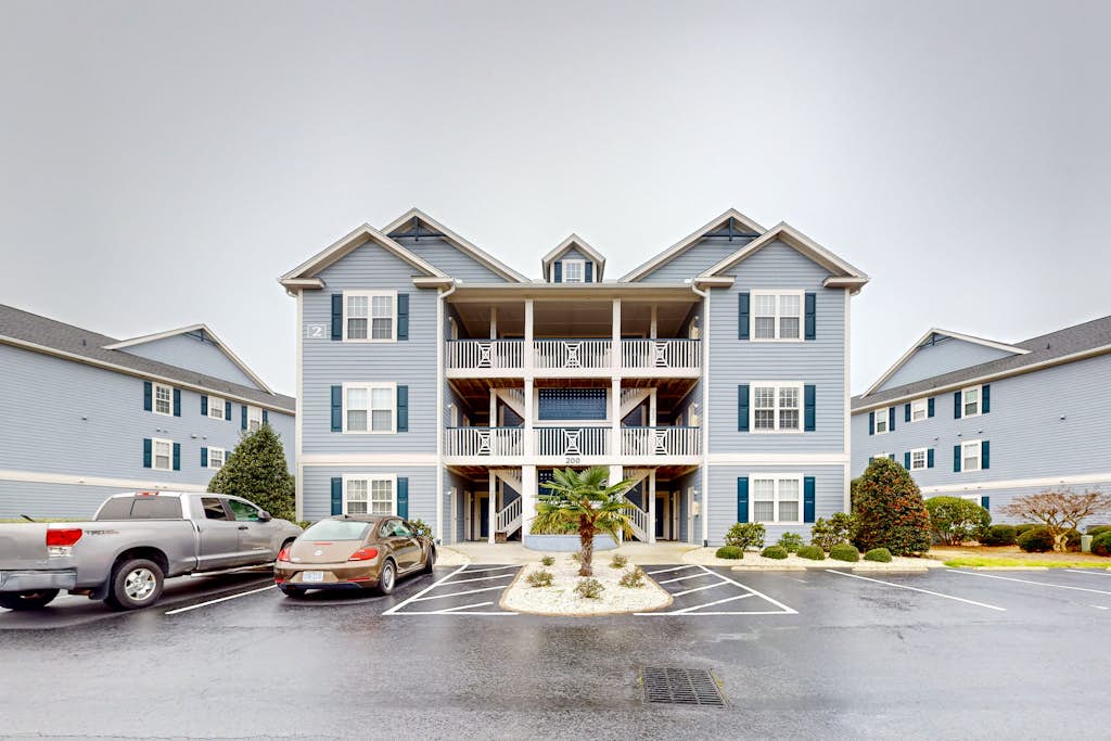 Spacious condo with marina, pool access, streaming & AC