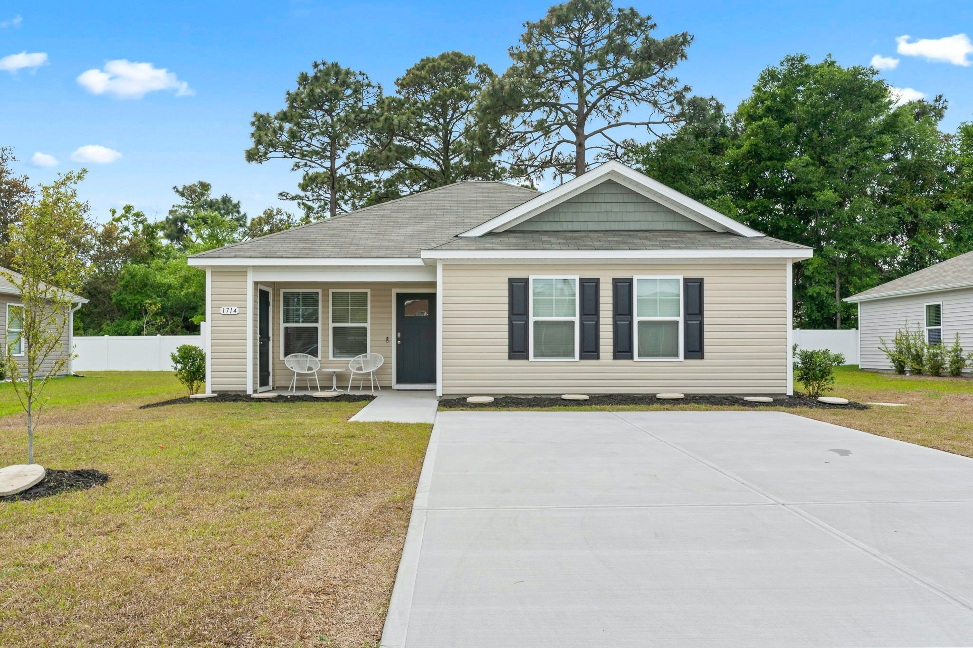 Dog-friendly coastal home with large enclosed yard and gas grill