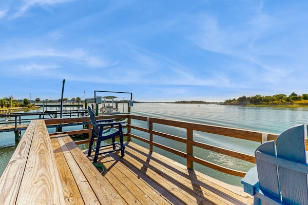 Intracoastal Waterway-view cottage with private deck, & central AC