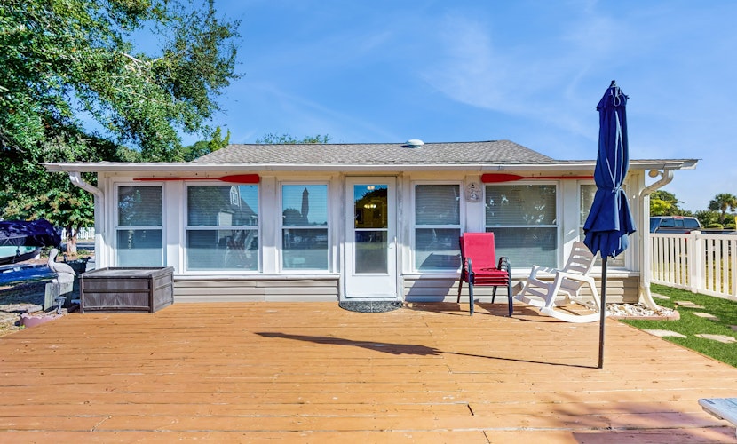 Intracoastal Waterway-view cottage with private deck, & central AC
