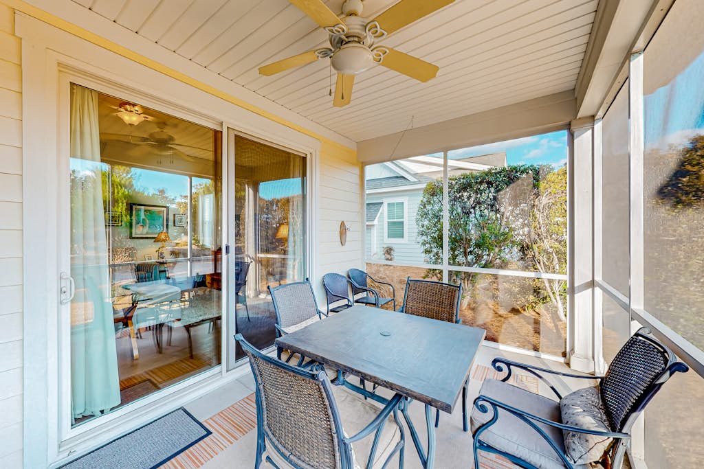 St James quiet home, professionally decorated & near the beach - gas grill & AC