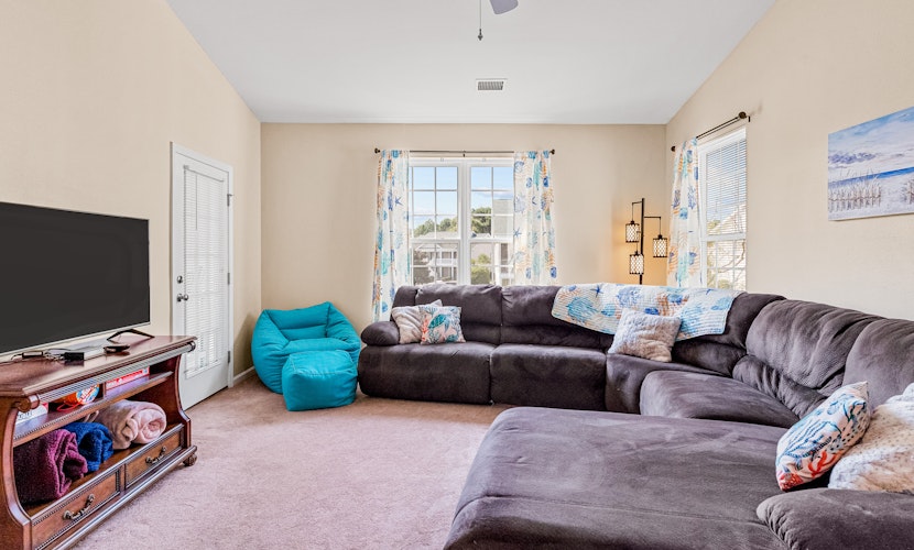 Lovely condo with water view, balcony, full kitchen & W/D - dog-friendly