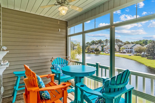 Lovely condo with water view, balcony, full kitchen & W/D - dog-friendly