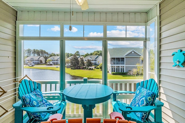 Lovely condo with water view, balcony, full kitchen & W/D - dog-friendly