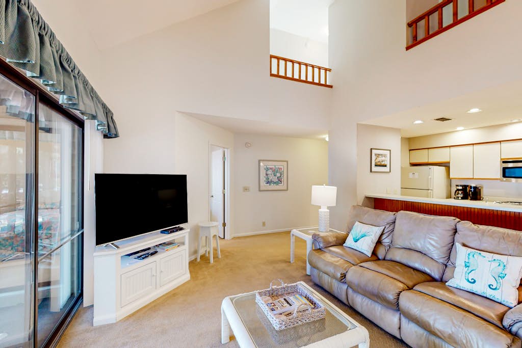 Resort condo with A/C & near golf & beach - snowbird-friendly