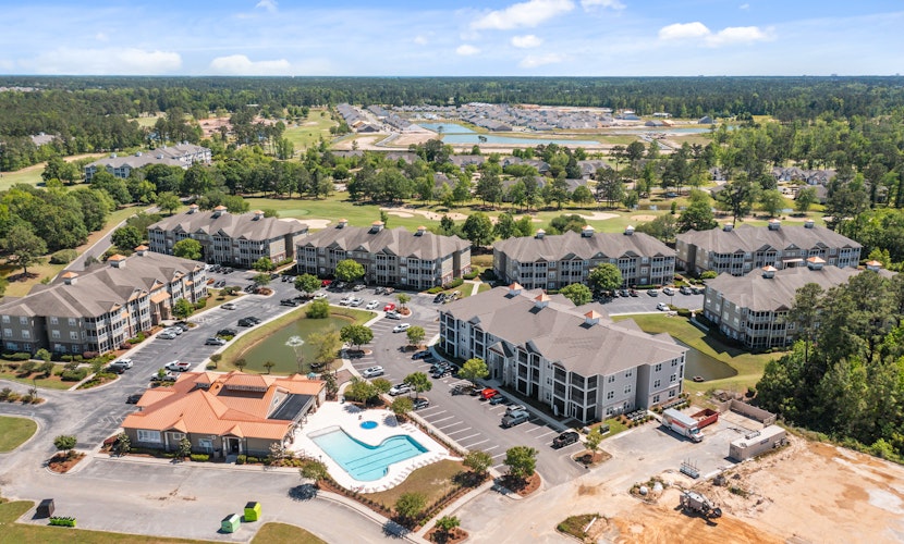 Centrally located condo with a patio, W/D, & AC - pool and on-site golf access