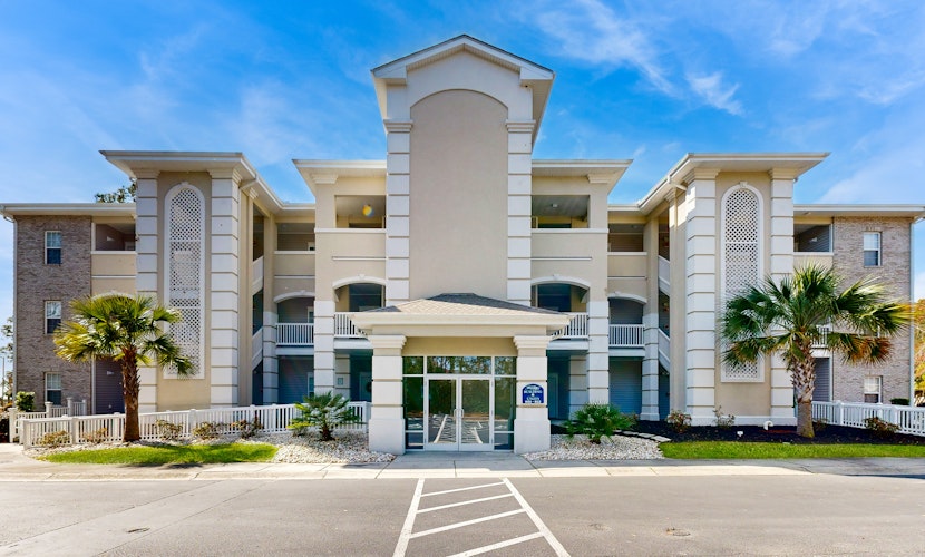 Sunny condo with a pool, balcony, chef's kitchen, beach gear, W/D, & AC