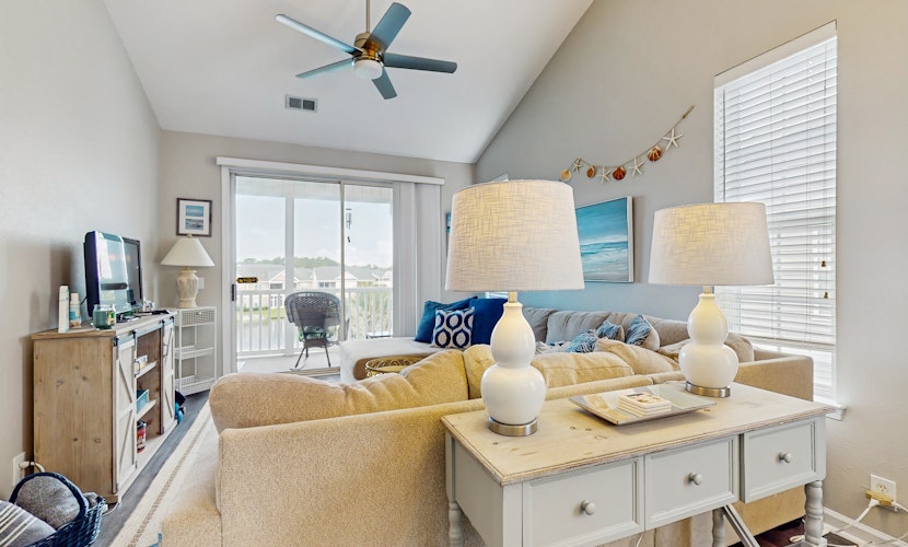 Stunning coastal condo with shared pool, close to beach and local attractions