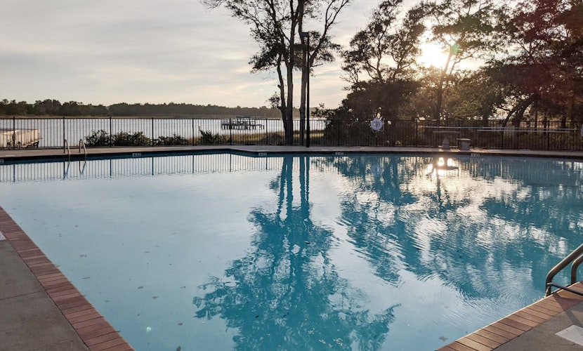 Coastal condo with excellent views, balcony, washer/dryer, & AC - pool access