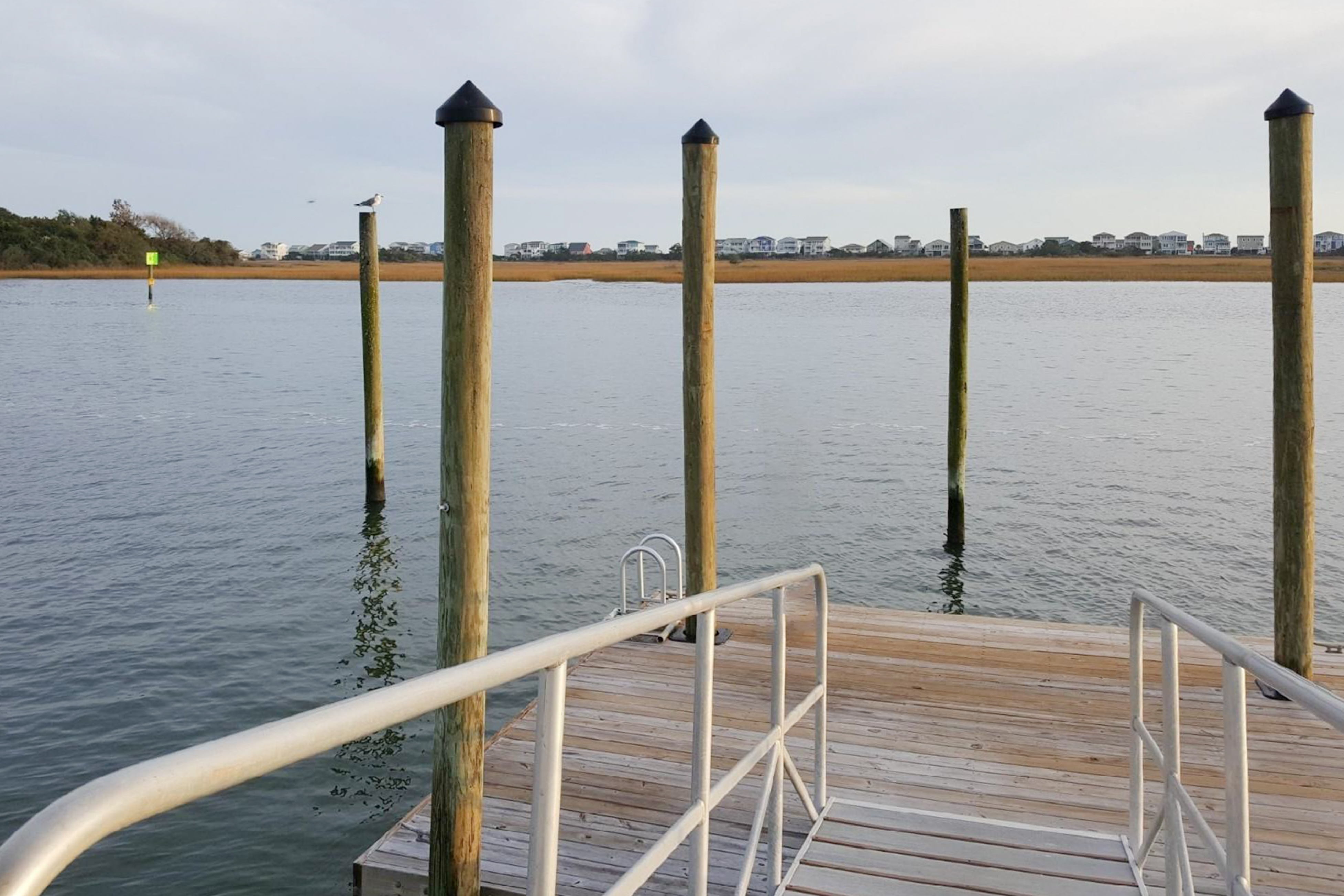 Coastal condo with excellent views, balcony, washer/dryer, & AC - pool access