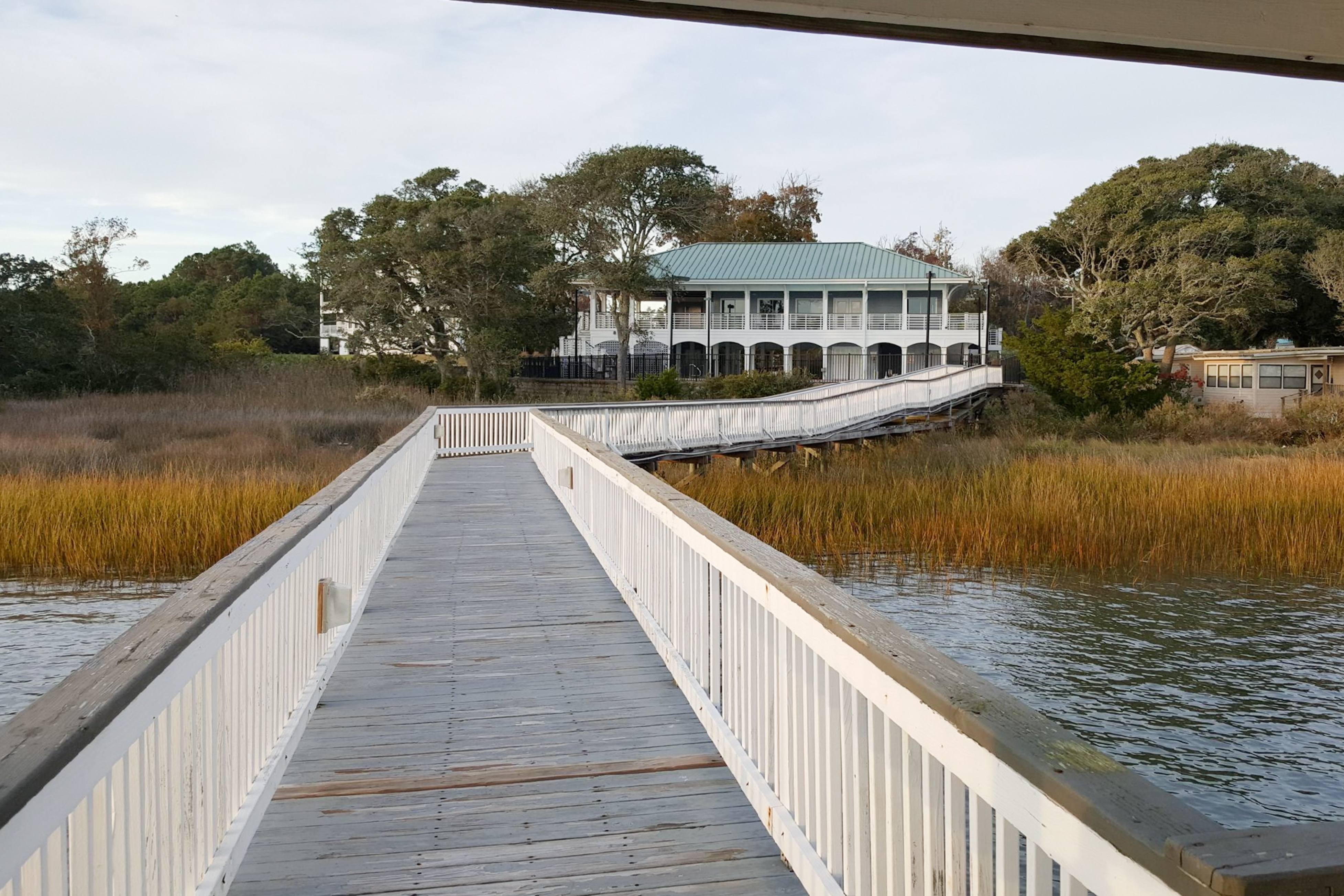 Coastal condo with excellent views, balcony, washer/dryer, & AC - pool access