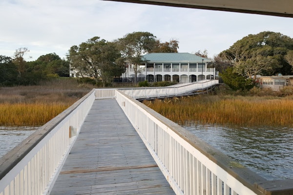 Coastal condo with excellent views, balcony, washer/dryer, & AC - pool access