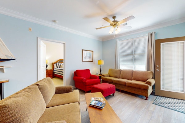 Snowbird-friendly condo with 2 outdoor pools, patio, & streaming- golfing nearby