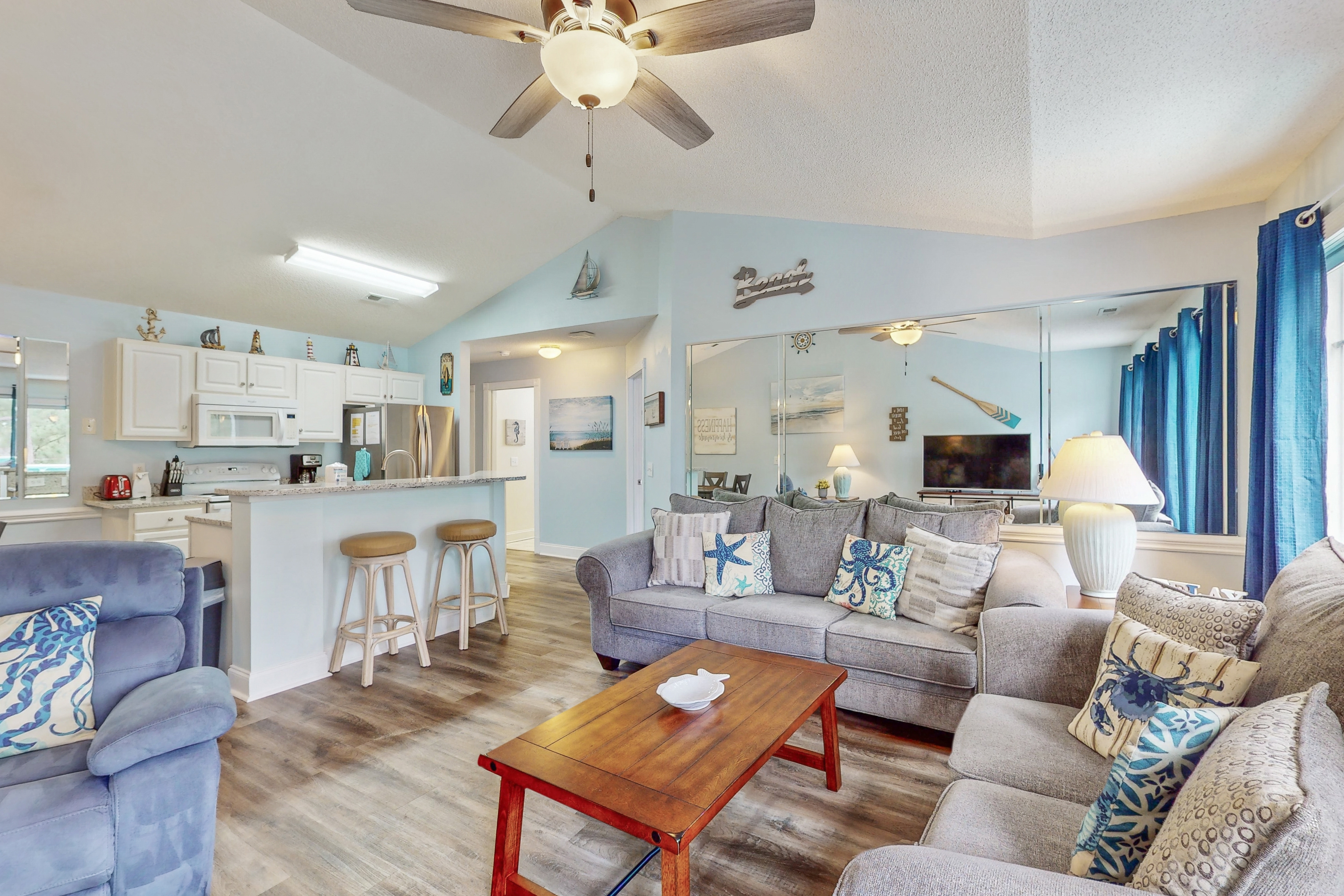 3rd floor condo & studio with streaming, kitchen, kitchenette, balcony, W/D