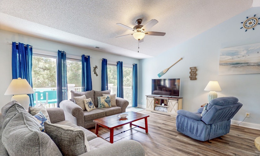 3rd-floor golf course-front condo with inviting deck, beaches & golf nearby