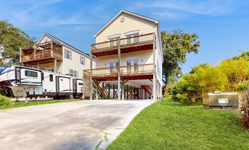 Coastal home close to Holden Beach and local attractions