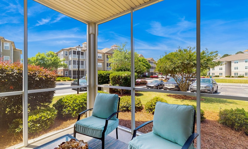 Beautiful dog-friendly coastal condo close to golf courses and beach attractions