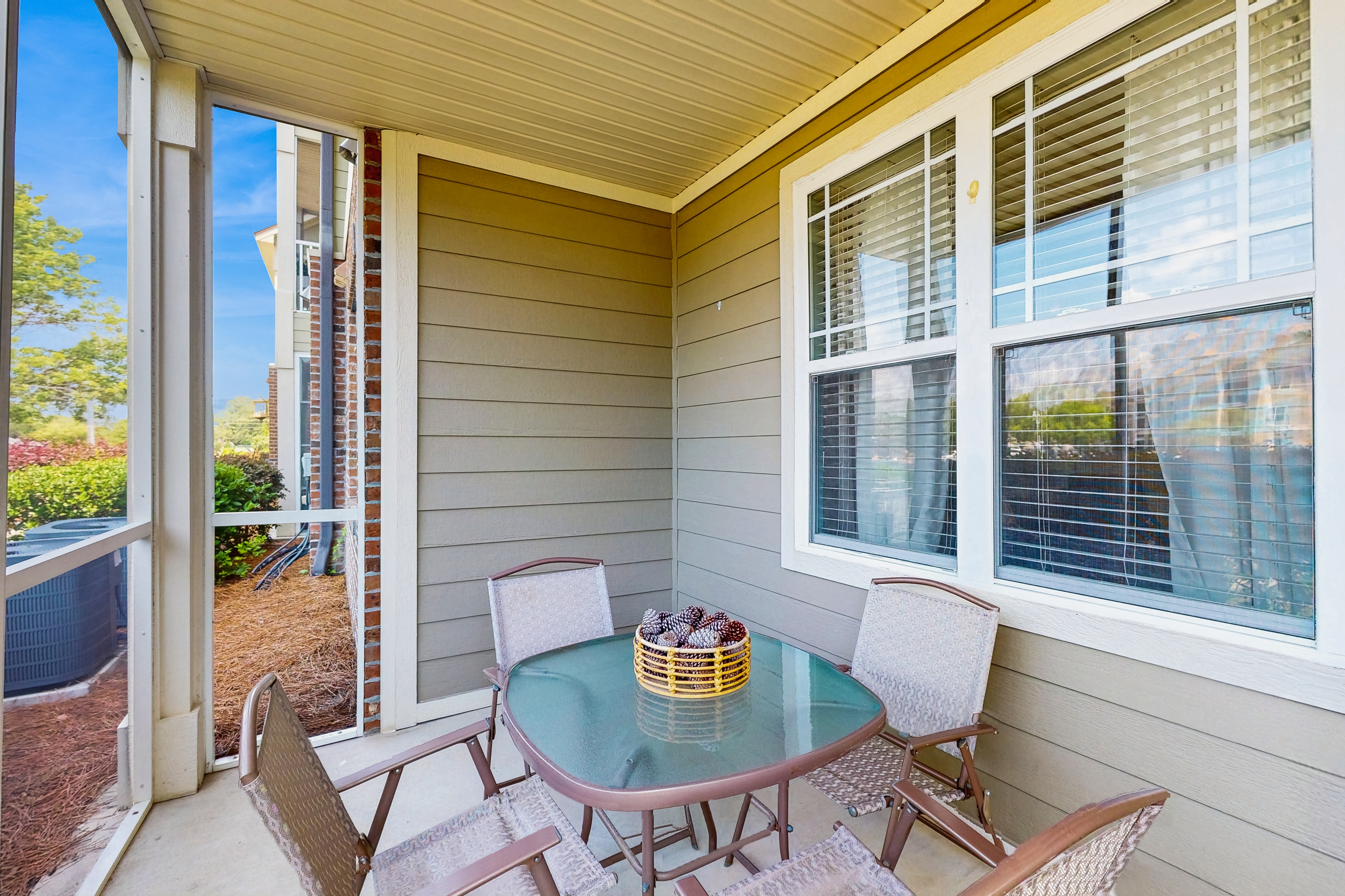 Beautiful dog-friendly coastal condo close to golf courses and beach attractions