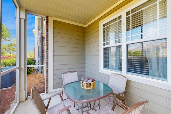 Beautiful dog-friendly coastal condo close to golf courses and beach attractions