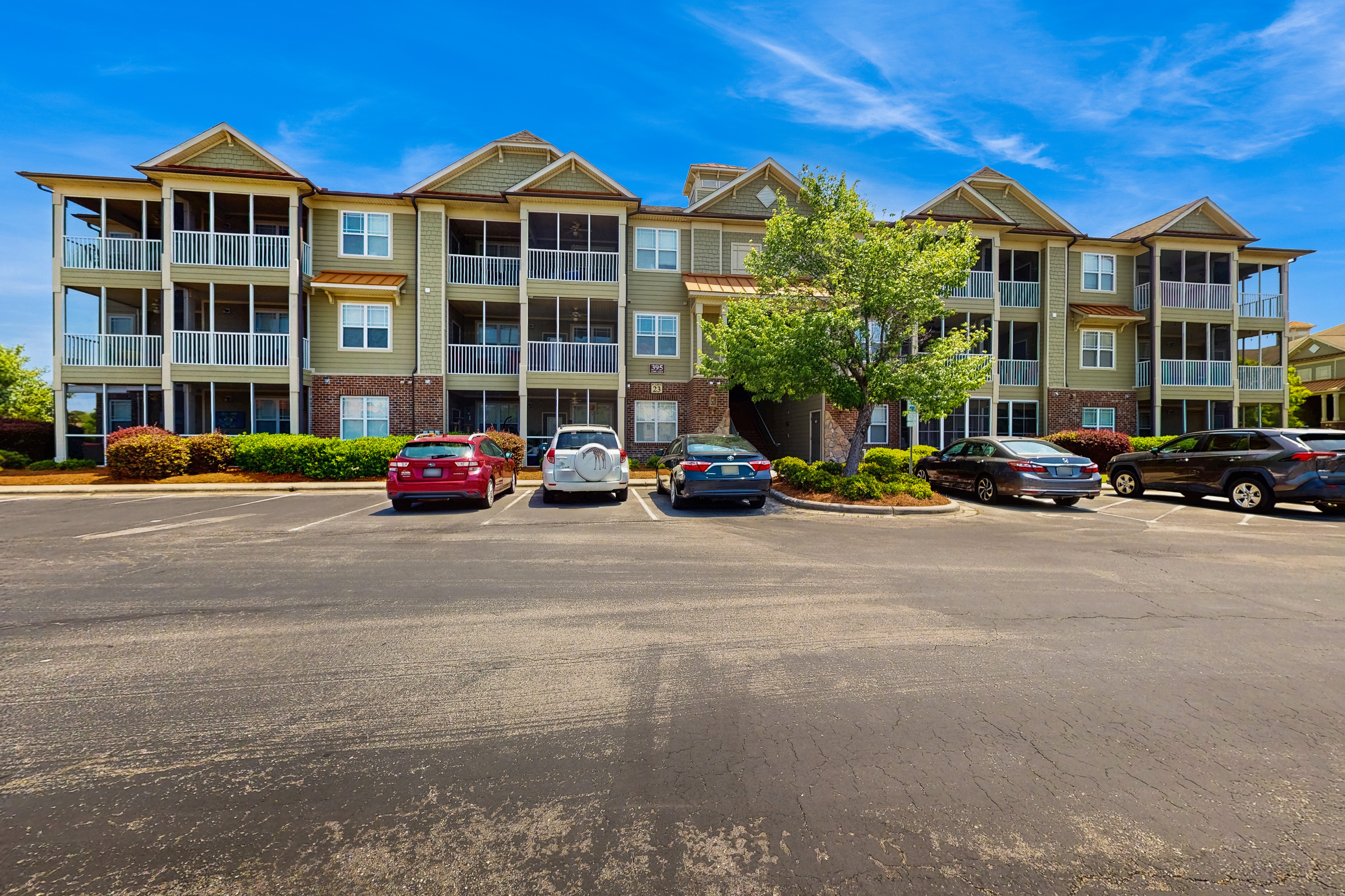 Beautiful dog-friendly coastal condo close to golf courses and beach attractions