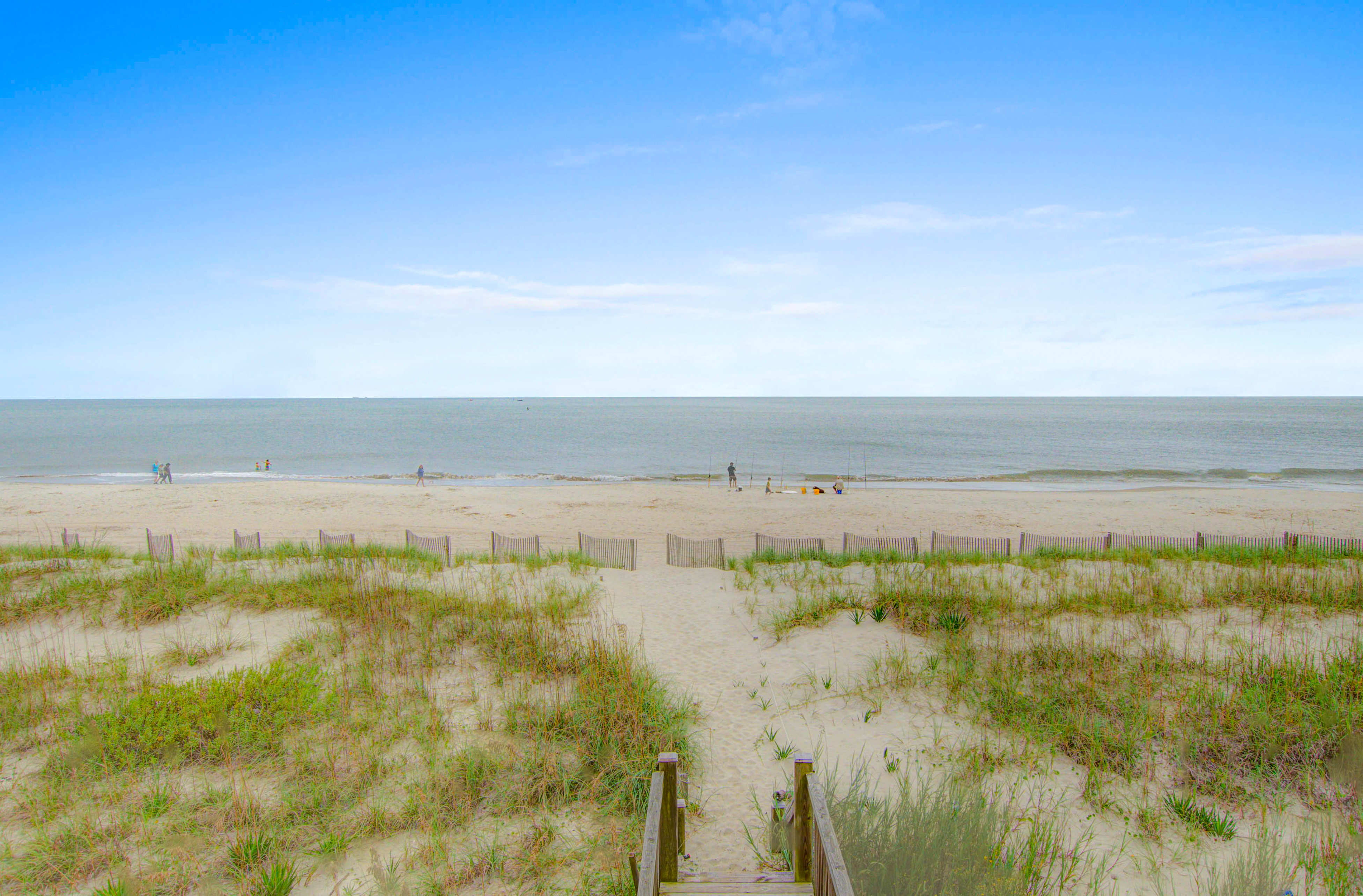 Oceanfront house with fireplace, central AC, W/D & outdoor shower - dog-friendly