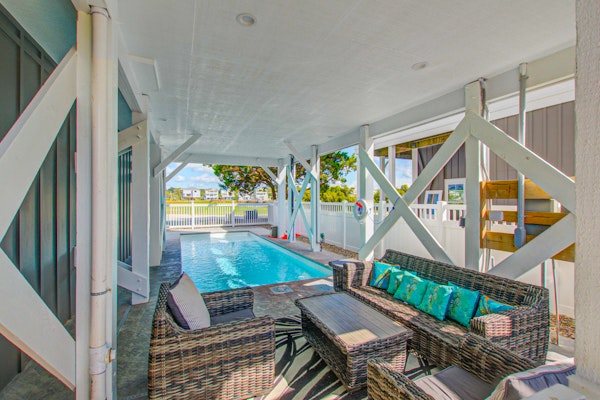 Waterfront duplex w/ dock, shared pool, fast WiFi & central AC