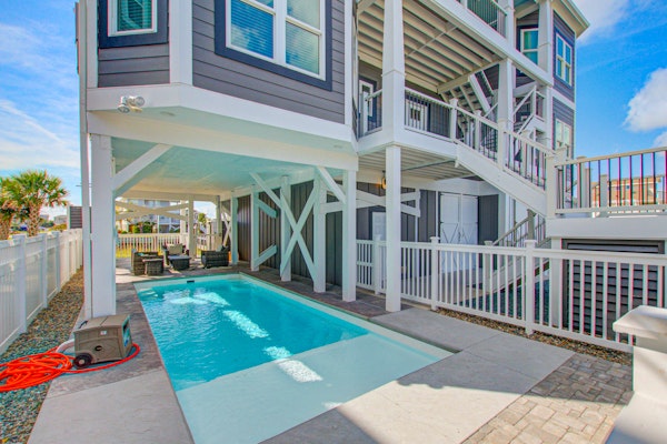 Waterfront duplex w/ dock, shared pool, fast WiFi & central AC