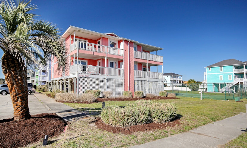 Newly-updated luxury beach condo with ocean views, balcony, & beach access