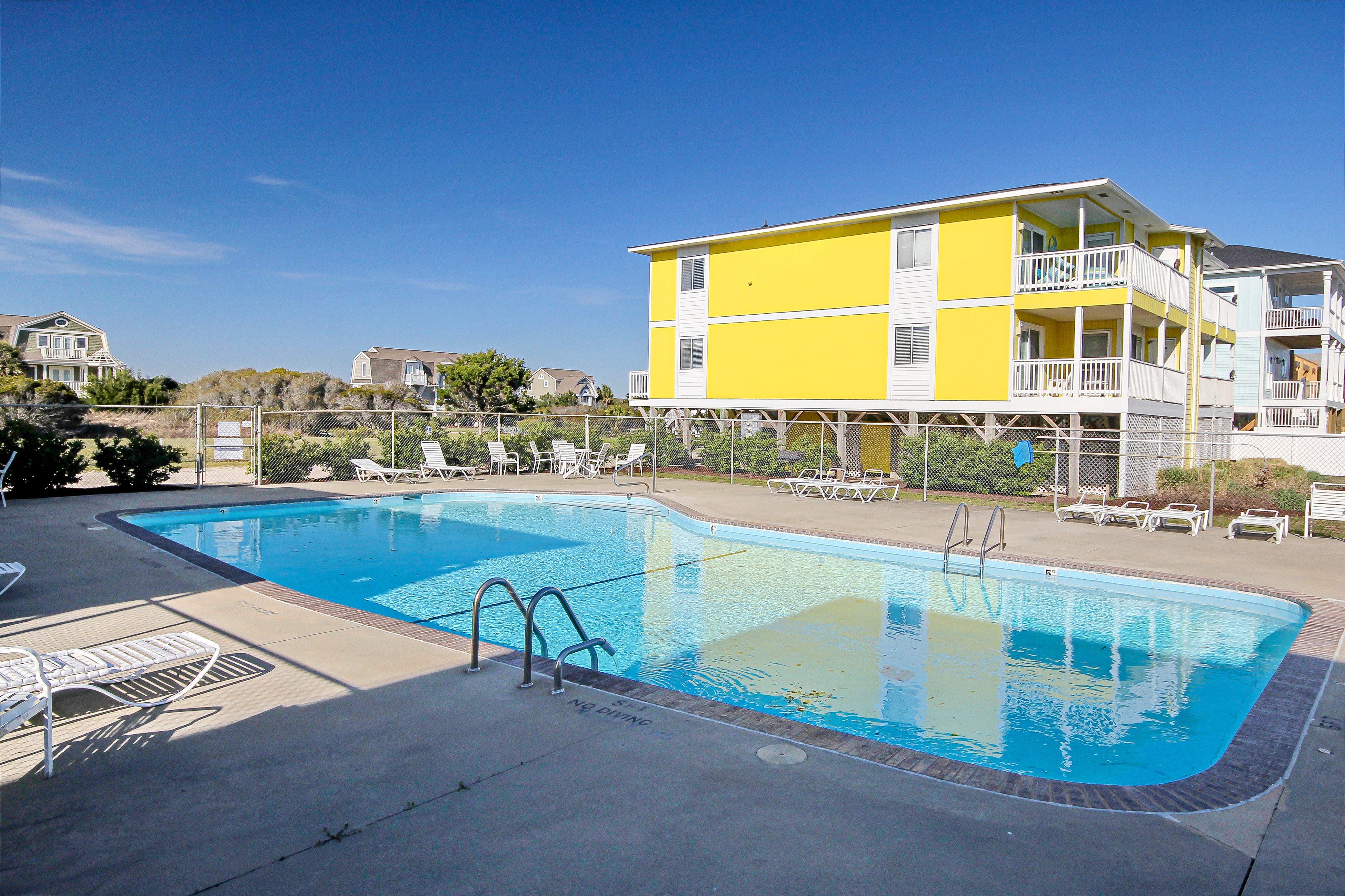 Newly-updated luxury beach condo with ocean views, balcony, & beach access