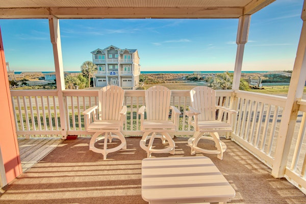 Newly-updated luxury beach condo with ocean views, balcony, & beach access