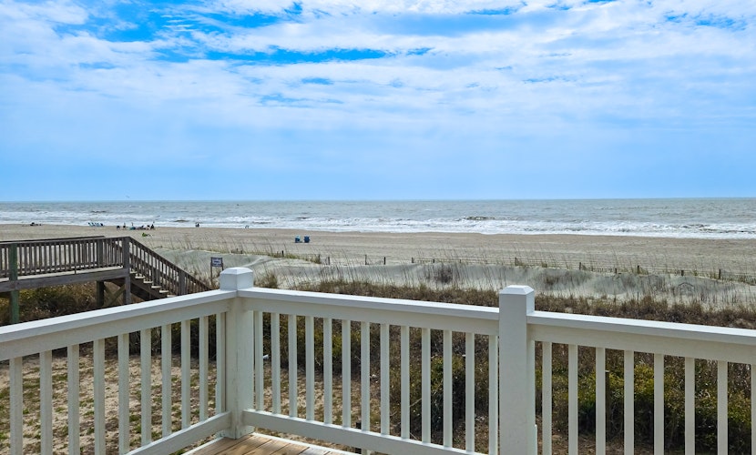 Dog-friendly waterfront house with beach access & fireplace - snowbirds welcome