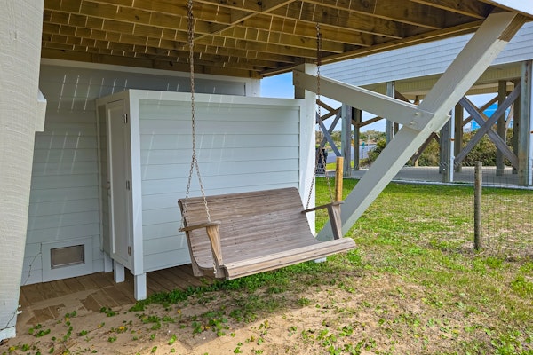 Dog-friendly waterfront house with beach access & fireplace - snowbirds welcome