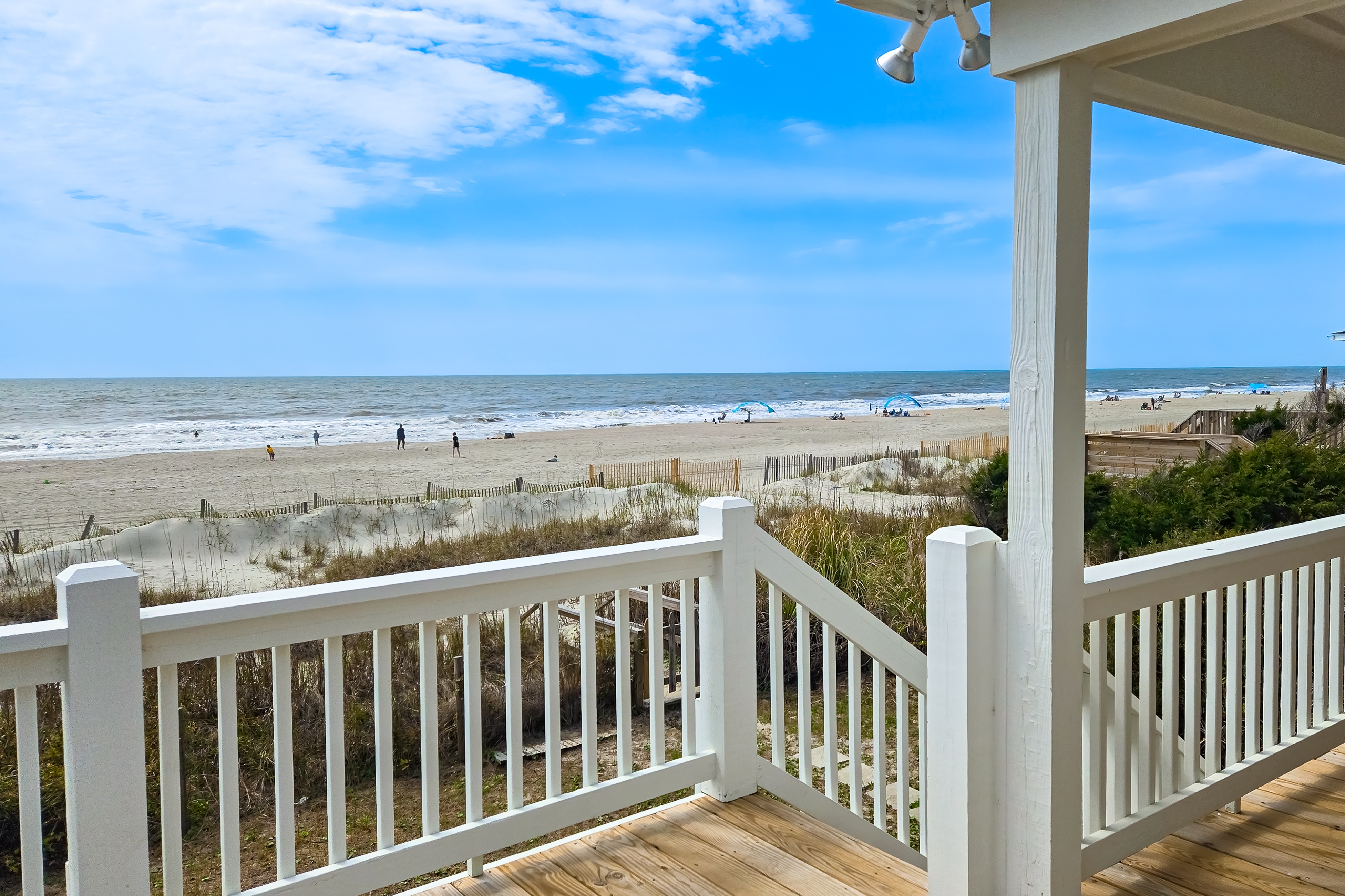 Dog-friendly waterfront house with beach access & fireplace - snowbirds welcome