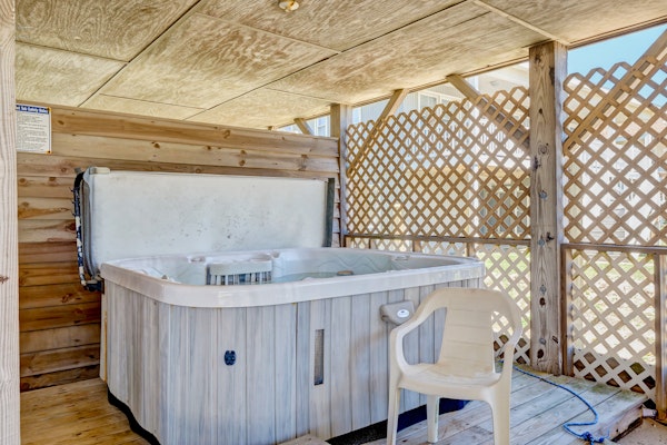 Wonderful beachfront house with private hot tub, W/D, deck, central AC, & WiFi