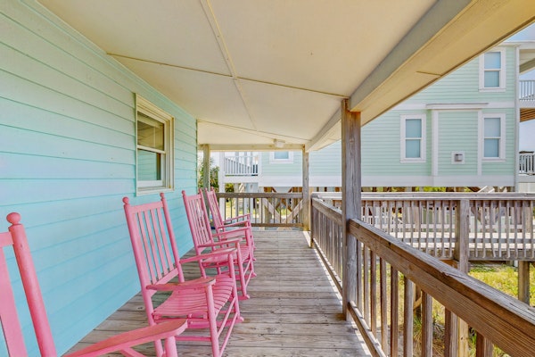 Bright, Beachfront Family Home w/Central AC, WiFi, Ping-Pong Table, W/D, Deck