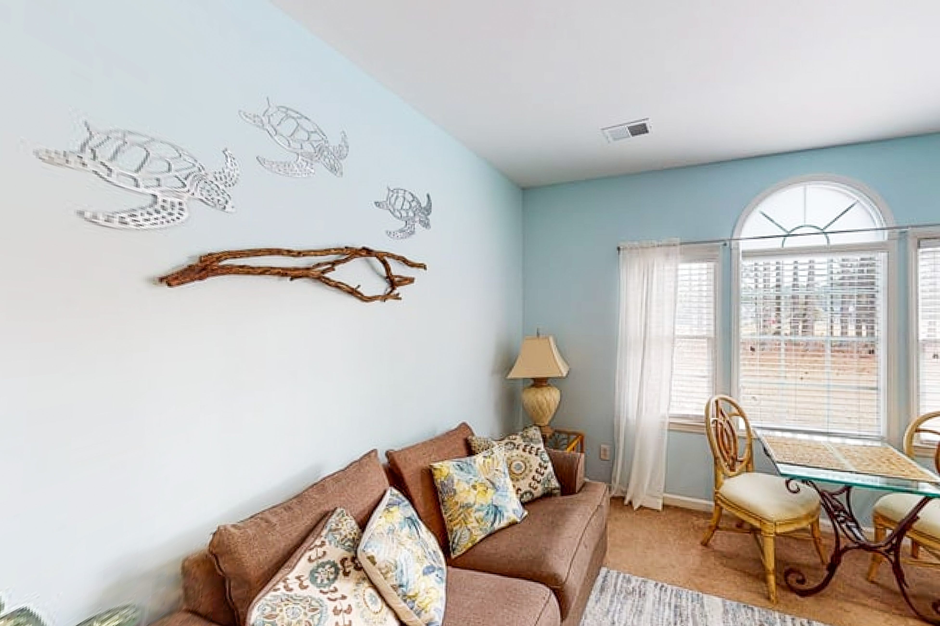 Convenient studio with outdoor pool, patio, central AC & beach access