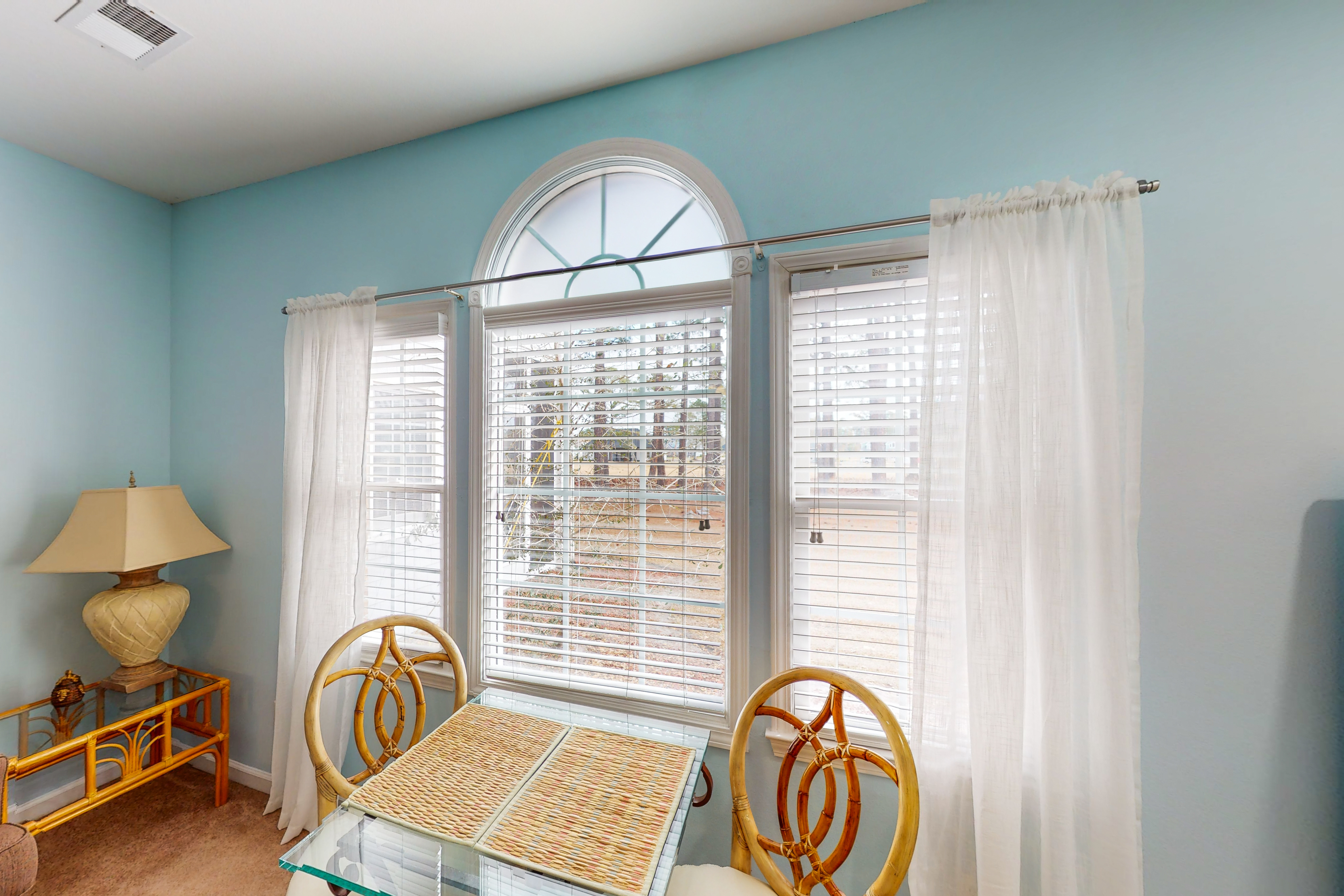 Convenient studio with outdoor pool, patio, central AC & beach access